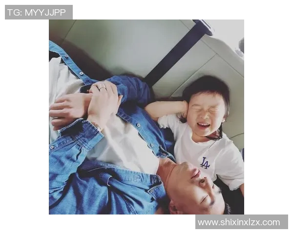 足球明星携女儿共度温馨时光拍摄创意视频展现父女情深